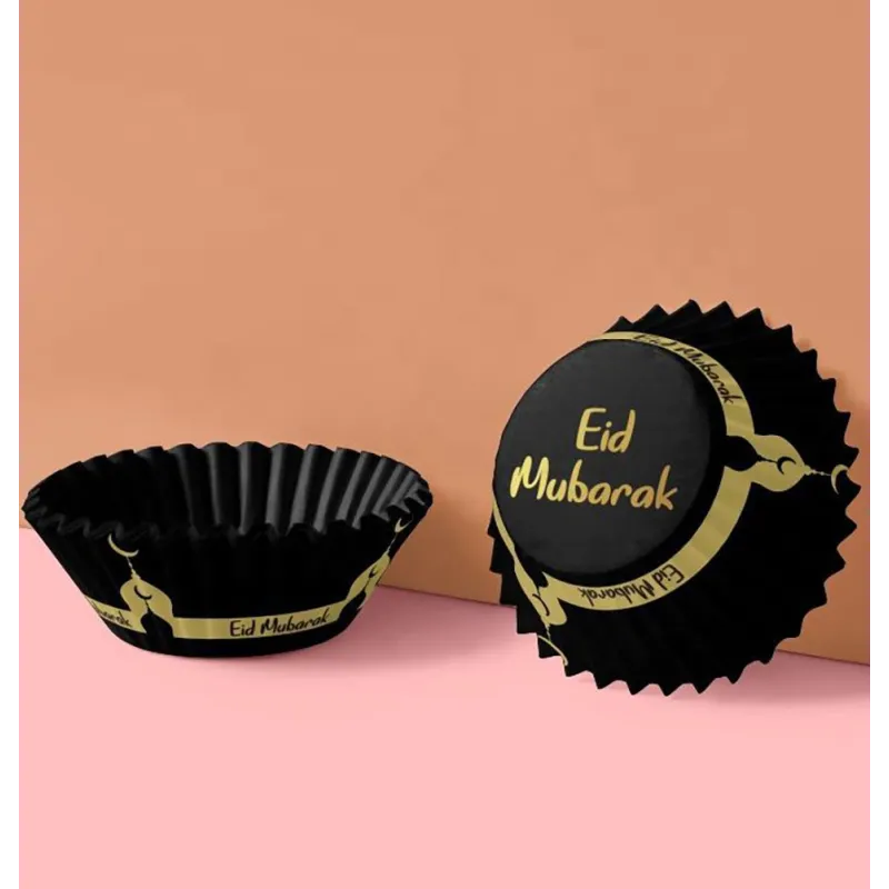 Zwarte cupcake wrappers met gouden Eid Mubarak ontwerp voor Eid cupcakes