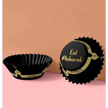 Zwarte cupcake wrappers met gouden Eid Mubarak ontwerp voor Eid cupcakes